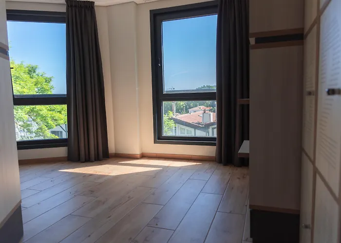 Cats Hostel San Sebastian Хостел Сан-Себастьян