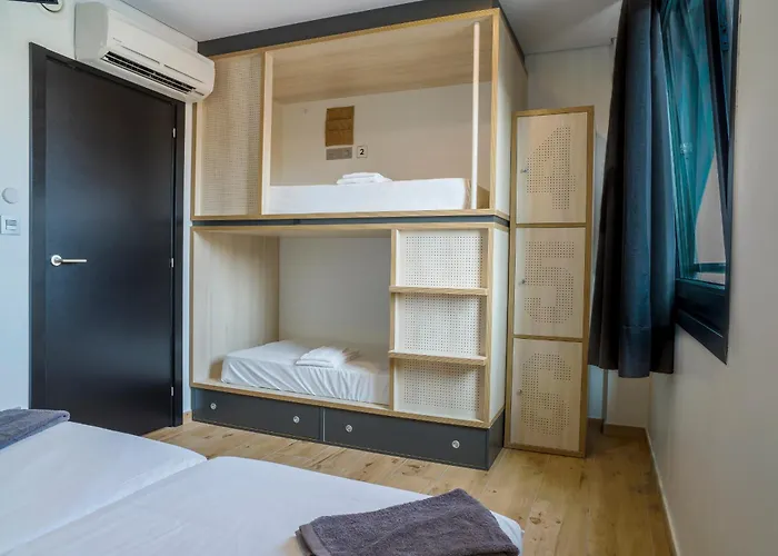 Cats Hostel San Sebastian Хостел