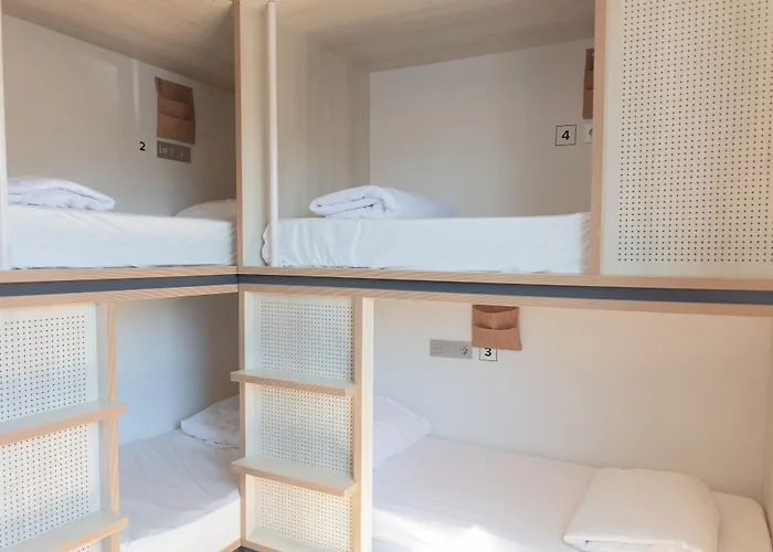 Cats Hostel San Sebastian Хостел Сан-Себастьян