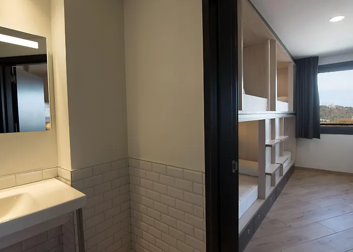 Cats Hostel San Sebastian Хостел