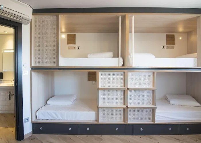 Cats Hostel San Sebastian Хостел