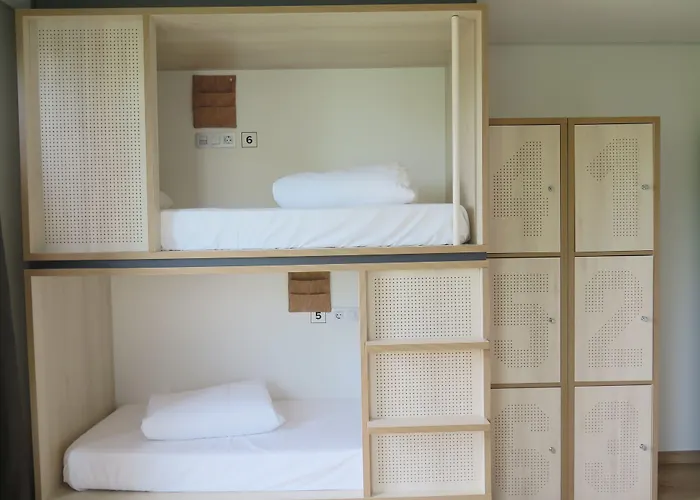 Cats Hostel San Sebastian Хостел Сан-Себастьян