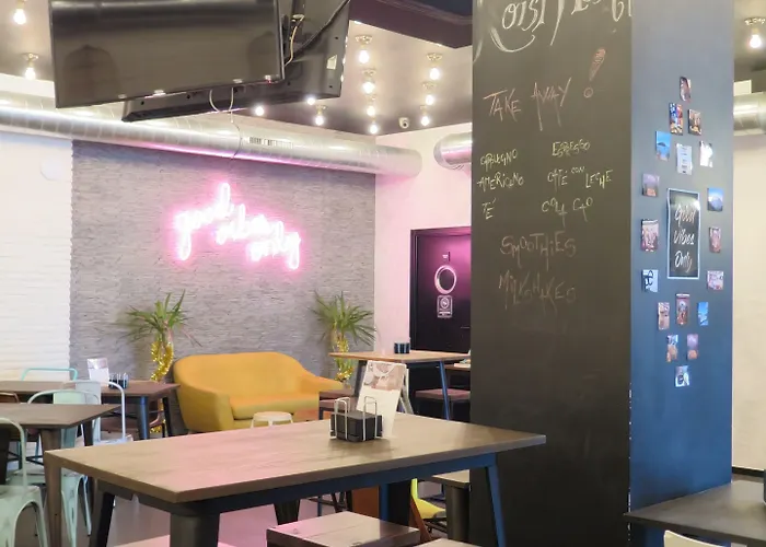 Cats Hostel San Sebastian Хостел Сан-Себастьян