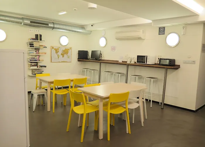 Cats Hostel San Sebastian Хостел